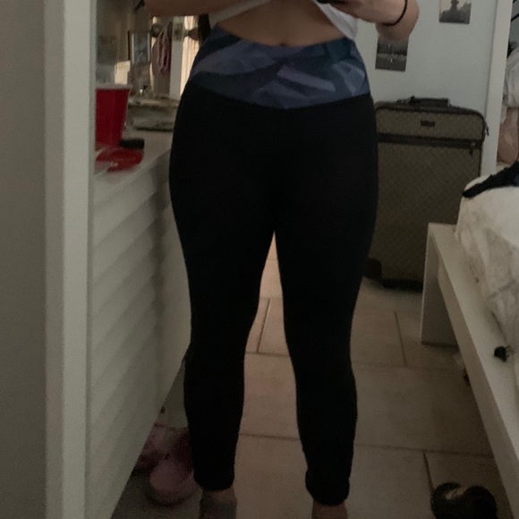 Black high waisted lululemon leggings - Picture 4 of 4
